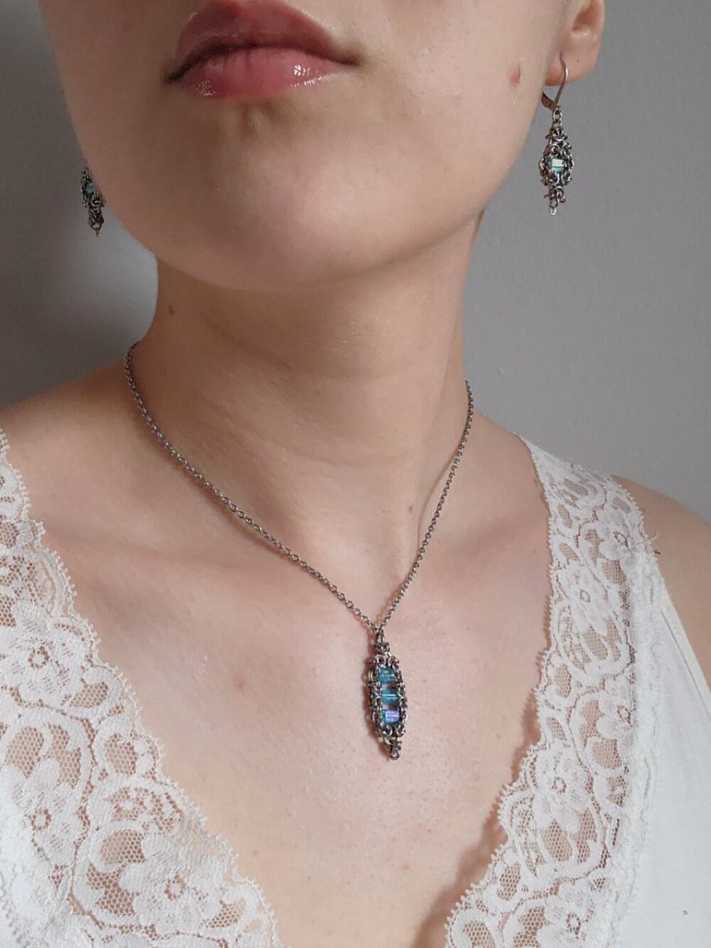 Medieval delicate and dainty silver and blue leverback earrings - Picture 4 of 9